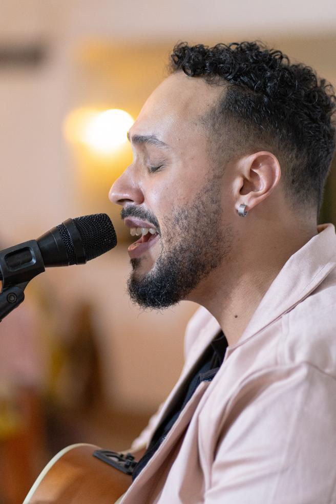 Lucca Borges cantando com emoção em um evento