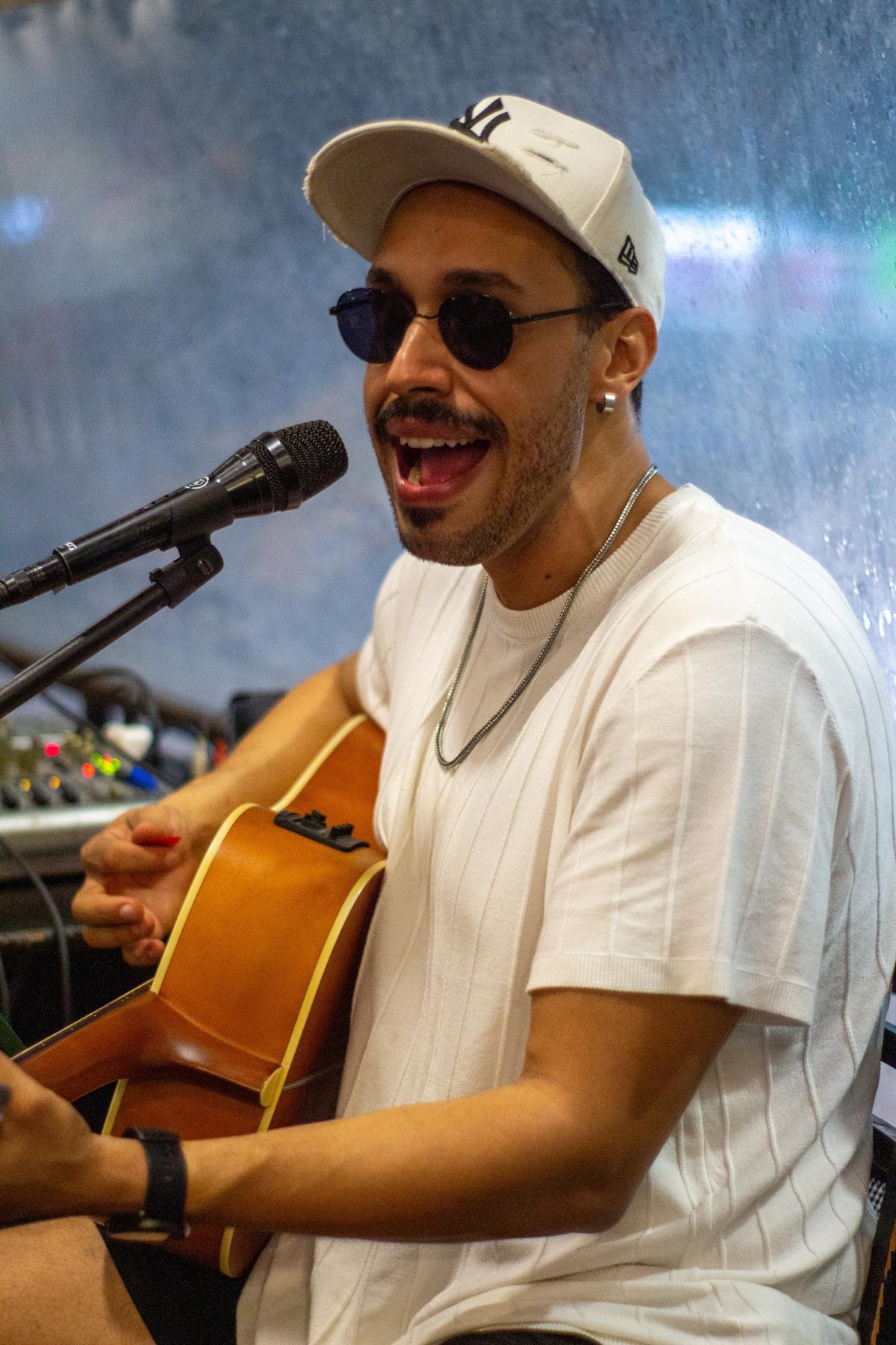 Lucca Borges cantando ao vivo com energia