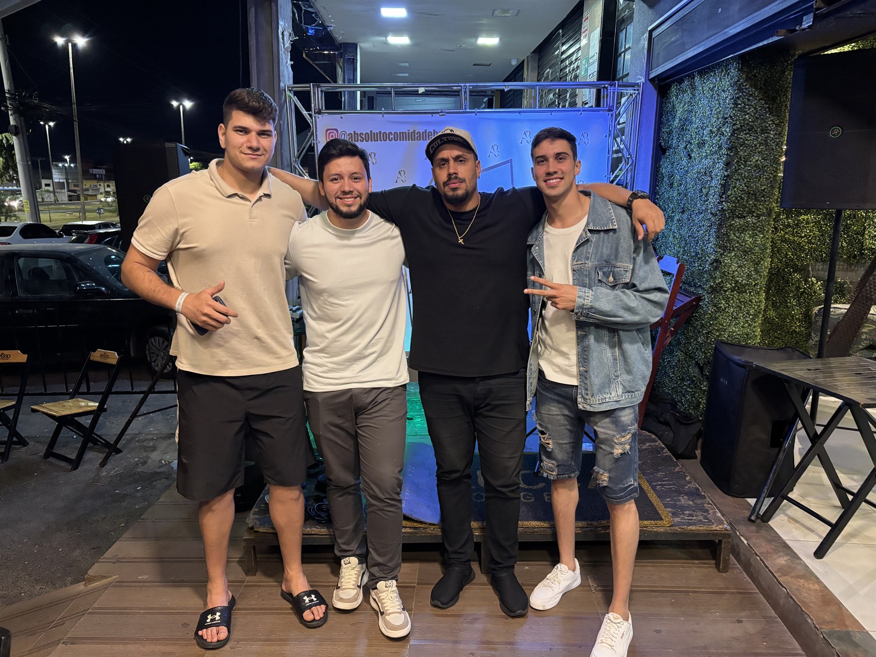Lucca Borges com um grupo de fãs